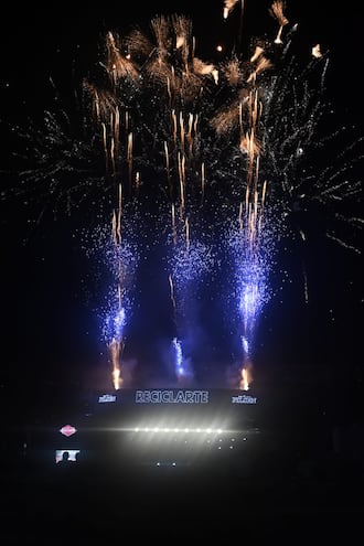 Durante la segunda jornada de ReciclArte el público presente también disfruto de un espectacular show de fuegos artificiales.