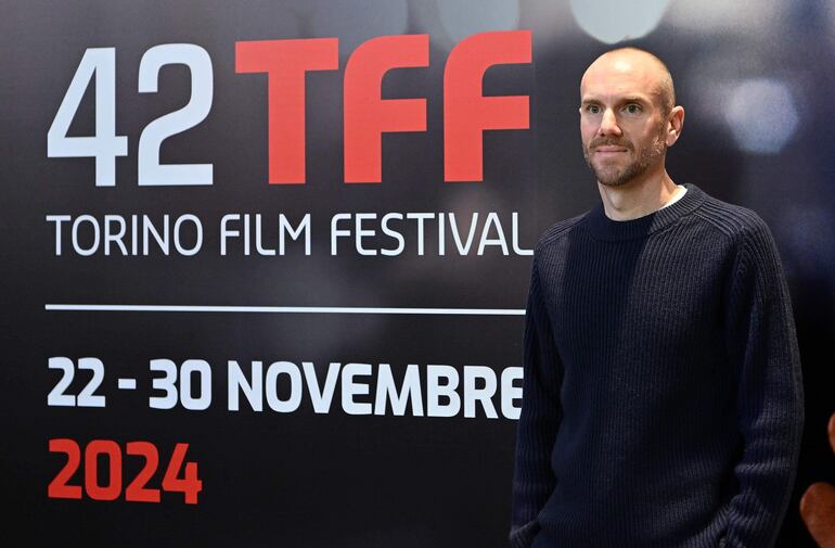 El director estadounidense Charlie McDowell a su paso por la red carpet del Torino Film Festival (TFF). El cineasta llegó sin su esposa Lily Collins. (EFE/EPA/ALESSANDRO DI MARCO)
