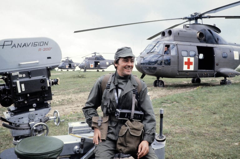 Una foto de archivo tomada el 26 de mayo de 1979 muestra al francés Alain Delon durante la filmación de "Le toubib" dirigida por Pierre Granier Deferre, en Sissonne, Francia.