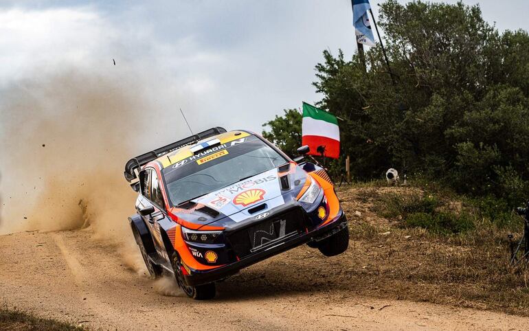 El Hyundai i20 N Rally1 de Esapekka Lappi y Janne Ferm en acción ayer durante la primera etapa.