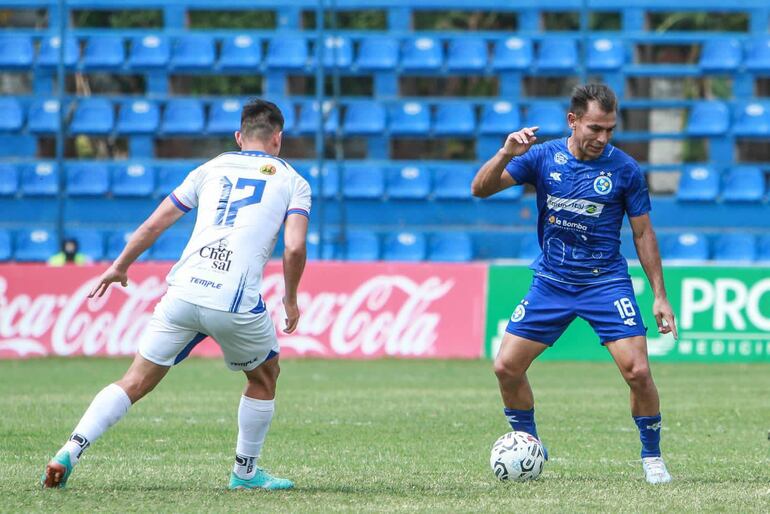 Derlis Orué (d), jugador de Sol de América, domina el balón en el partido contra Independiente de Campo Grande por la ronda 25 de la División Intermedia 2023 en el estadio Luis Alfonso Giagni, en Villa Elisa, Paraguay.