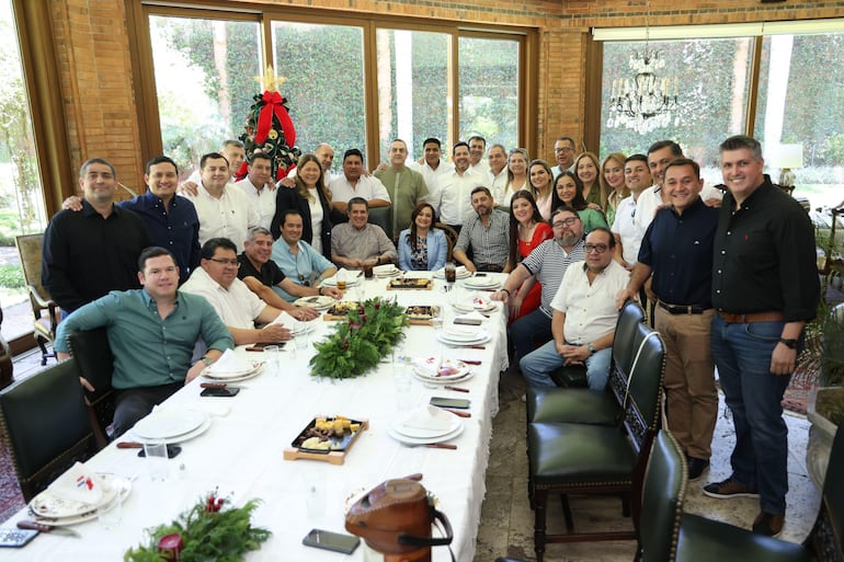 Diputados oficialistas se reunieron ayer con Horacio Cartes y el vicepresidente Pedro Alliana.