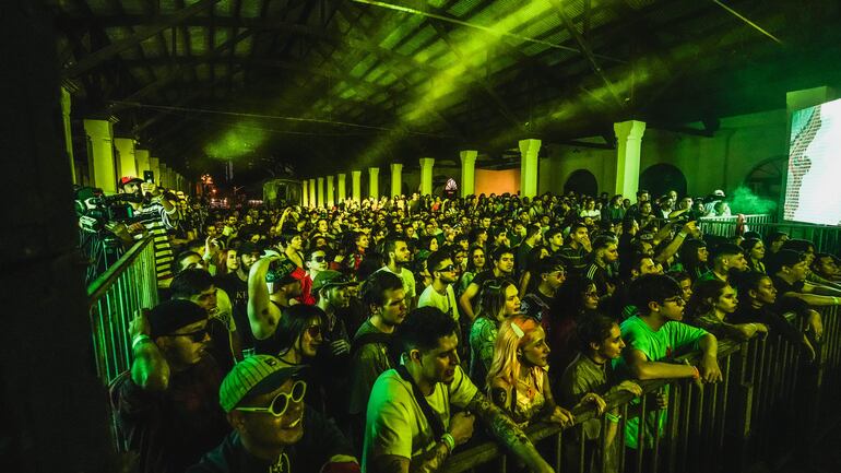 Miles de personas colmaron el Ferrocarril para disfrutar del concierto.