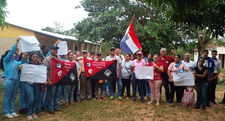 
Miembros de la ACE de la escuela Juana Pabla Carrillo de la compañía Oriental de Santaní permanecen instalados en un sector del predio del local educativo. 