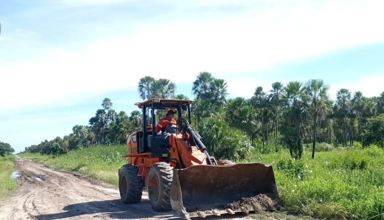 A pesar de las escasas maquinarias, personal del MOPC trabajan en la  reparación de los caminos.