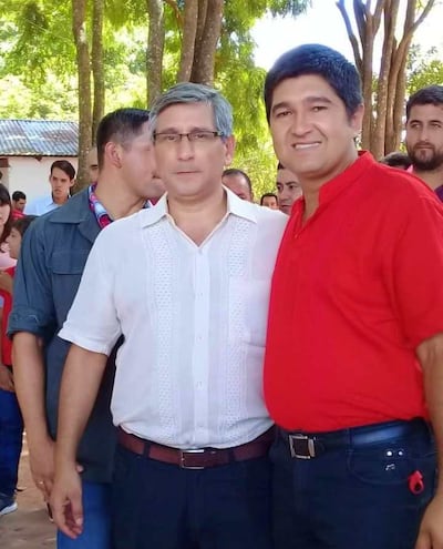 El Intendente de Coronel Martínez, Carlos Miguel Ferreira (Rojo), junto al exgobernador de Guairá destituido por hechos de corrupción, Juan Carlos Vera (ANR).