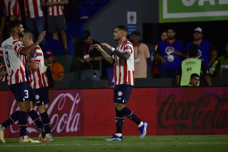 Antonio Sanabria recibe la felicitación de Alderete tras anotar el gol para la Albirroja