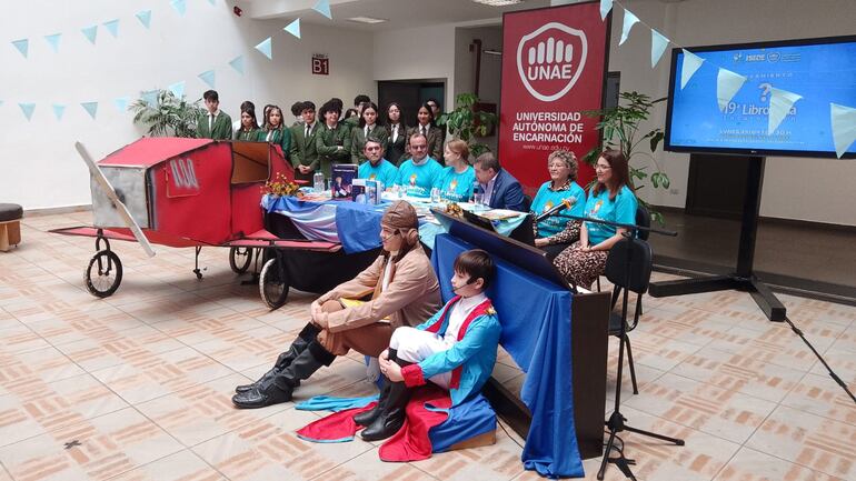 Acto de presentación de la 19 edición de la Libroferia Encarnación, en el complejo educativo de la Universidad Autónoma de Encarnación (UNAE) esta mañana. Una alegoría a la obra “El Principito” y su autor, el aviador francés Antoine de Saint-Exupéry adornó el espacio de presentación.