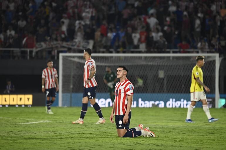 Ramón Sosa, jugador de la selección paraguaya, tendido en el campo de juego tras la derrota ante Colombia.