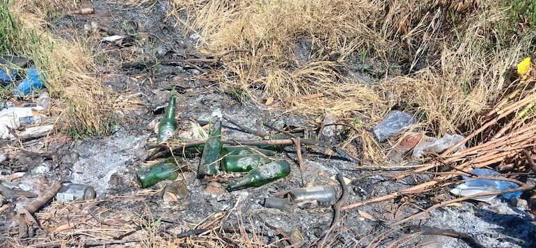 basura quemada en patio baldío