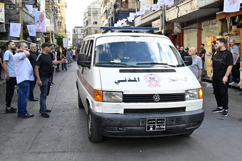 Una ambulancia conduce en el suburbio sur de Beirut después de que se informaran nuevas explosiones, un día después de que la explosión de buscapersonas matara a 12 personas, en Beirut, Líbano.