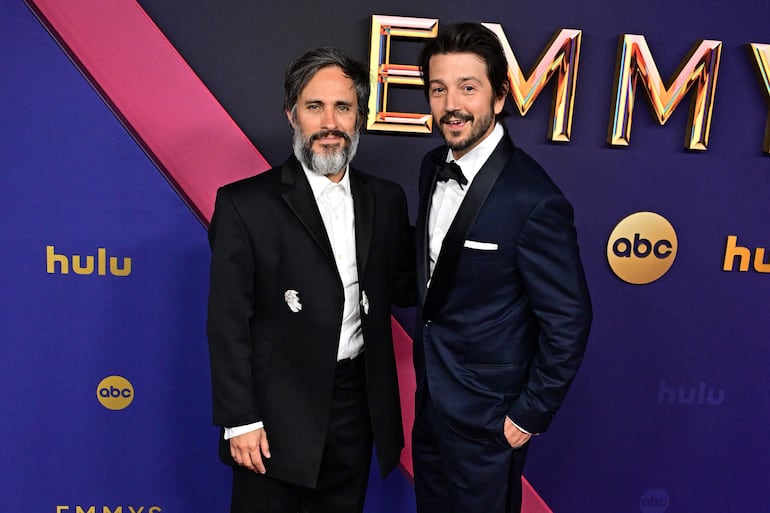 Así de elegantes los actores mexicanos Gael García Bernal y Diego Luna llegaron a los Emmy Awards en el Peacock Theatre. (Frederic J. BROWN / AFP)