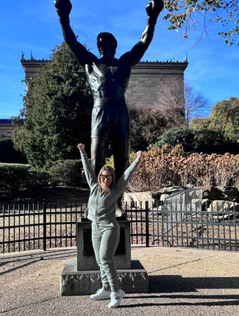 Johana Vega ante la estatua de "Rocky" en Filadelfia.