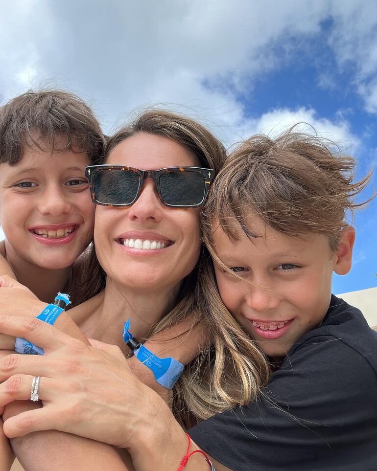 Mamá Pampita con Benicio (11) y Beltrán (9). (Instagram/Pampita Ardohain)