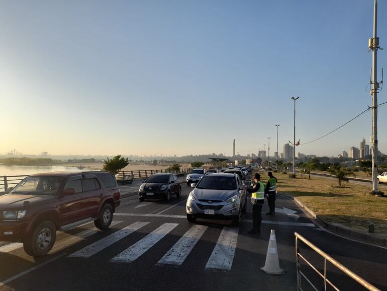 Tránsito congestionado en la Costanera de Asunción por bloqueos en el marco del juramento de los parlamentarios este viernes.