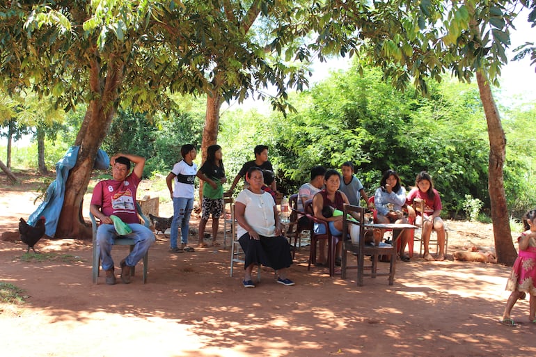 DE USO EXCLUSIVO PARA EL ESPECIAL. Miembros de la comunidad indígena Ka ́aty Miri San Francisco, ubicada en Caapibary, San Pedro, a unos 240 kilómetros de Asunción. Los integrantes logran salvar sus cultivos de yerba y plantaciones de variados productos para venta y autoconsumo, en medio del avance del monocultivo de soja, el uso de venenos dañinos y la cruda sequía que afecta a la zona.