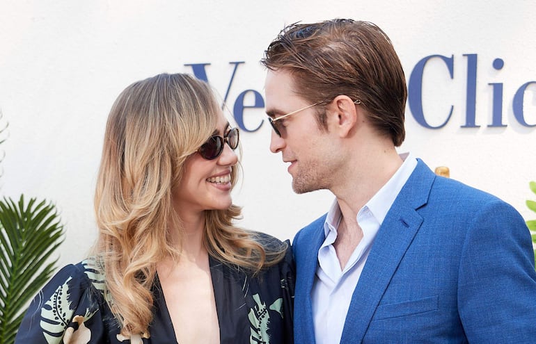 El actor inglés Robert Pattinson y la modelo inglesa Suki Waterhouse asistieron juntitos al Veuve Clicquot Polo Classic en el Parque Histórico Estatal Will Rogers en Pacific Palisades, California.