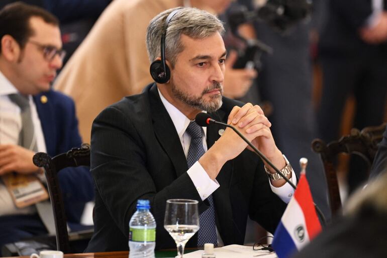 El presidente de Paraguay, Mario Abdo Benítez, durante el discurso inaugural de la cumbre convocada por Brasil, hoy. (AFP)