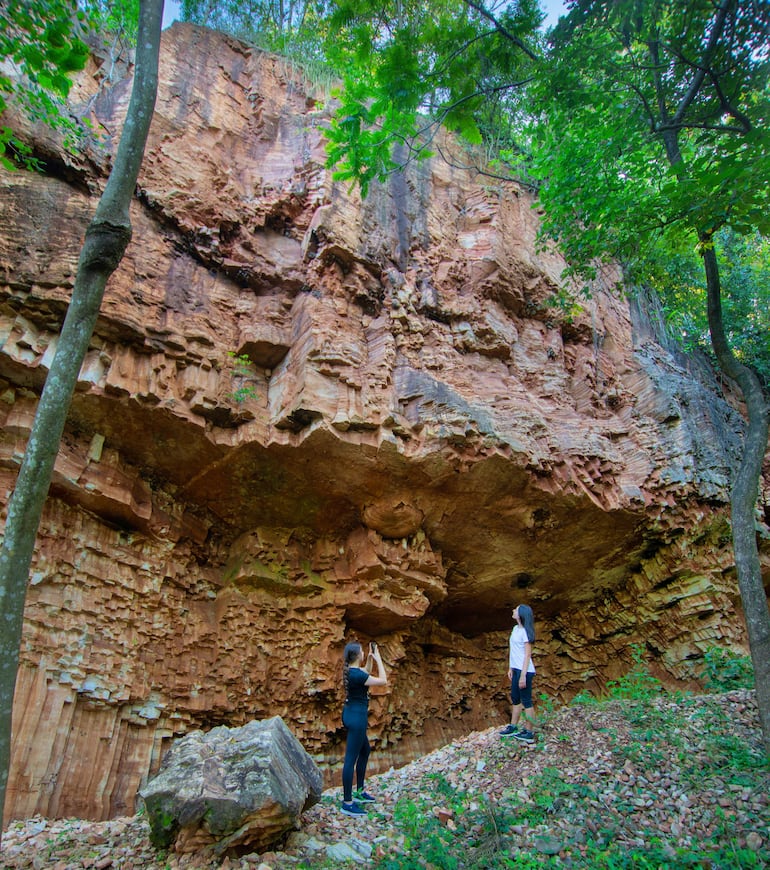 Enormes piedras columnares también adornan la naturaleza en Vista Alegre.