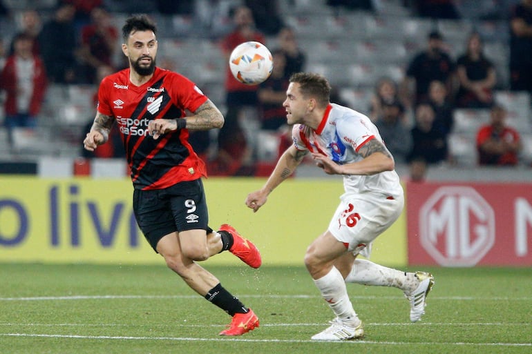 El paraguayo Robert Piris da Motta (d), jugador de Cerro Porteño, pelea por el balón en el partido frente a Athletico Paranaense por la revancha de los playoffs de octavos de final de la Copa Sudamericana 2024 en el estadio Arena da Baixada, en Curitiba.