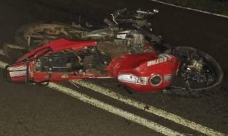 La motocicleta en la que viajaba la víctima fatal.