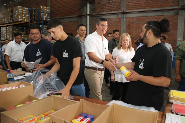 El presidente de la República, Santiago Peña, visitó el depósito de Transportadora Guarany S.R.L donde embalan los kits escolares.