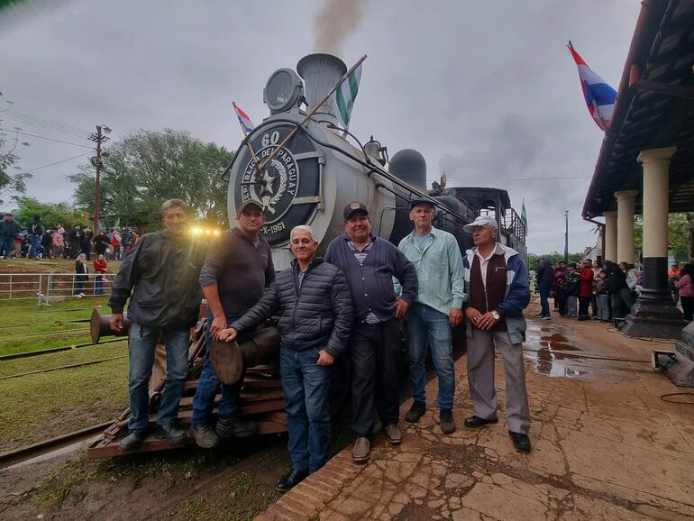 Titanes de los fierros. Baldomero Cantero, Gerardo René Salinas, Alberto Centurión,  Lidio Martínez, Segundo Espínola, Delfín López, técnicos y maquinistas que le volvieron a dar vida a “El inglés”.