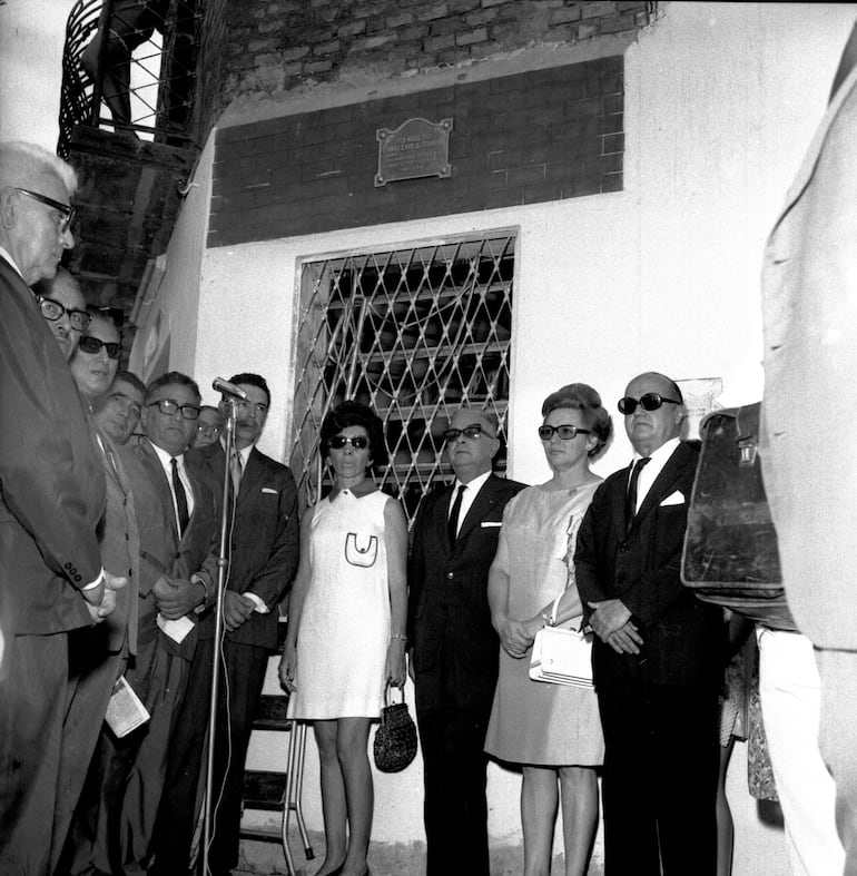 Acto de colocación de la placa con la nominación de la calle Mayor Joel Estigarribia.