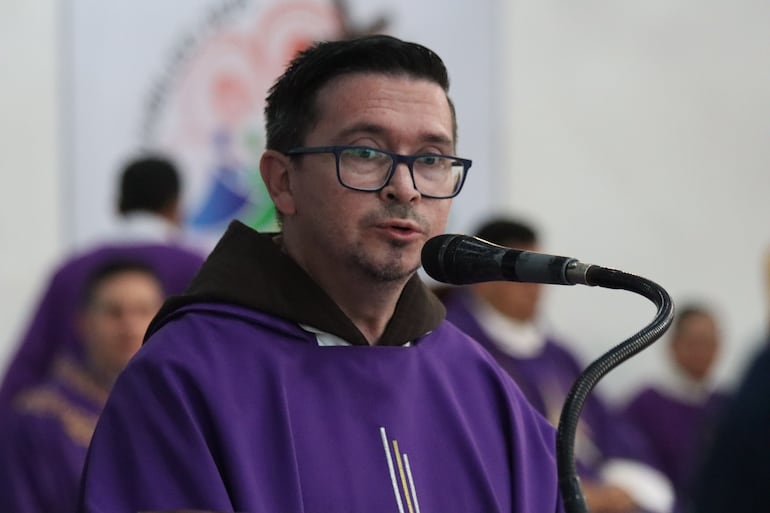 El padre Tomás Sosa predicó la misa vespertina del octavo día del novenario de la Virgen de los Milagros en Caacupé.