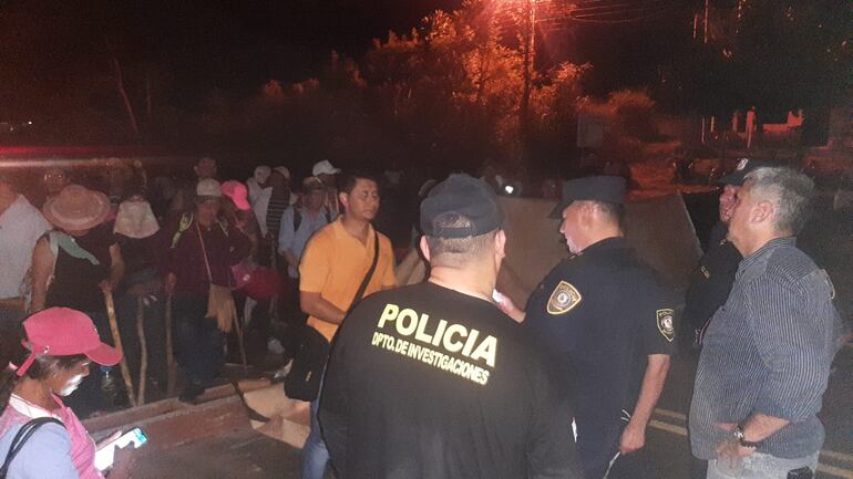 La Ruta PY08, en zona de Santa Rosa del Aguaray, departamento de San Pedro, sigue bloqueada por manifestantes.