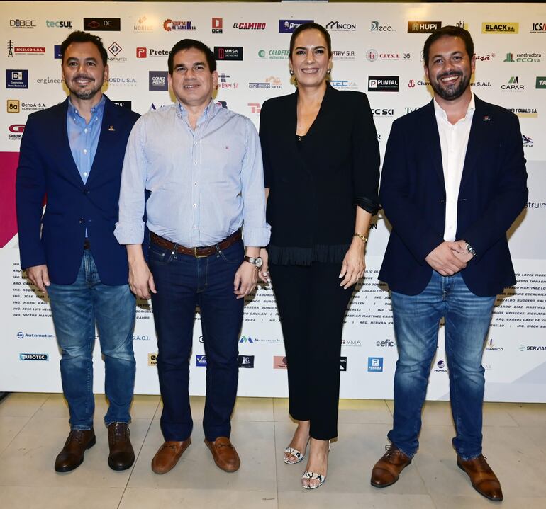 El vicepresidente de Capaco, Ing. Diego Lamar, el ministro de Urbanismo, Vivienda y Hábitat Juan Carlos Baruja, la ministra de Obras Públicas y Comunicaciones, Ing. Claudia Centurión y el presidente de Capaco, Ing. Guillermo Mas.