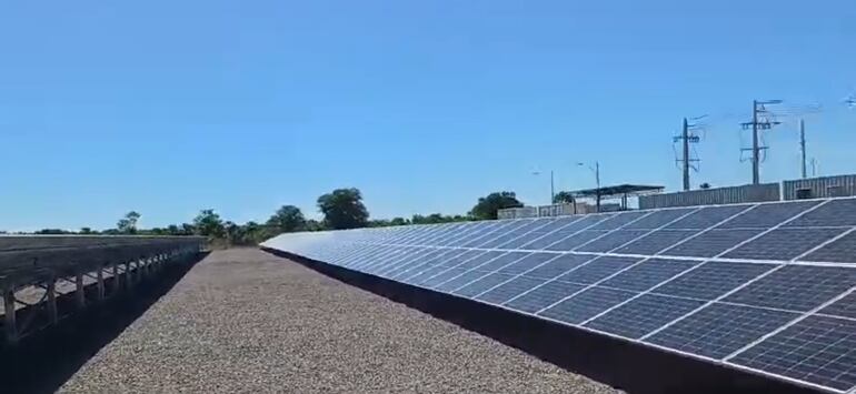 Enormes paneles solares para recoger la energía del sol en la planta fotovoltaica en la comunidad de Puerto Esperanza.