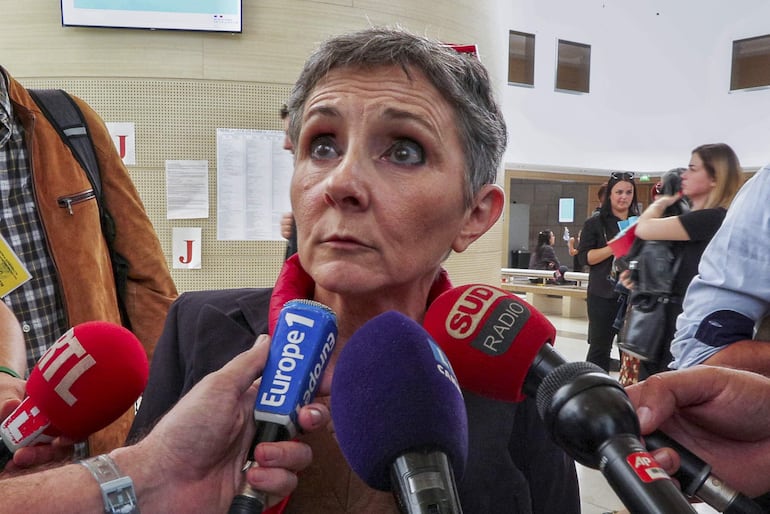 Béatrice Zavarro, abogada de Dominique Pelicot, realiza declaraciones a los medios en Aviñón (Francia).