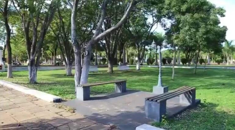 
El joven de 22 años fue asesinado en la vereda de esta plaza de la ciudad de Itacurubi del Rosario 