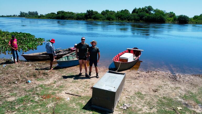 Los paraguayos Luis Cabrera Librero (35 años) y Marcelo Delgado Rivarola (37) se preparan en aguas abiertas.