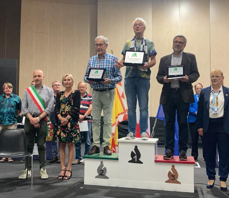 Podio Campeonato de Europa de Veteranos 65+, 1º John Nunn, 3º Fernández García y 2º Ftacnik (Foto www.europechess.org).