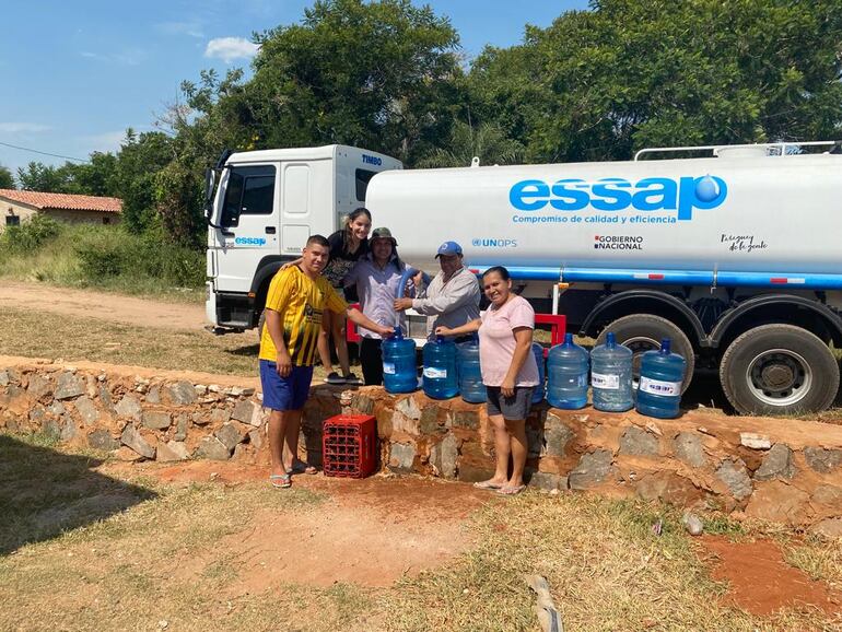 Pobladores de San Bernardino, recibiendo la provisión del liquido vital.