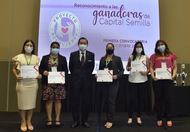 El embajador de China (Taiwán) en Paraguay, José Chih-Cheng Han junto a algunas de las mujeres emprendedoras ganadoras del proyecto Capital Semilla.