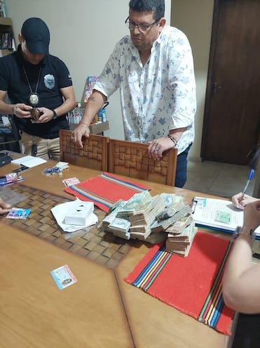 Ramón Isacio Arrúa, al momento de su detención con dinero en distintas monedas en su poder.