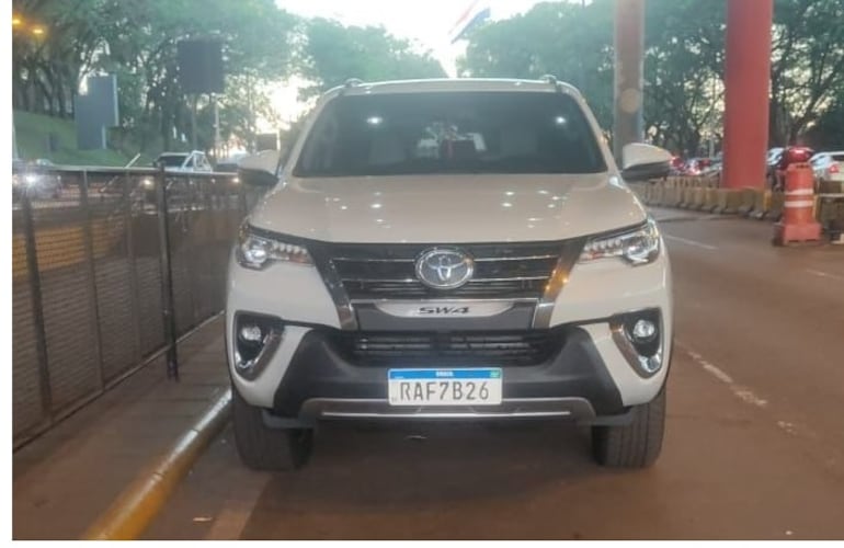 La camioneta recuperada por los militares en la cabecera del Puente de la Amistad.