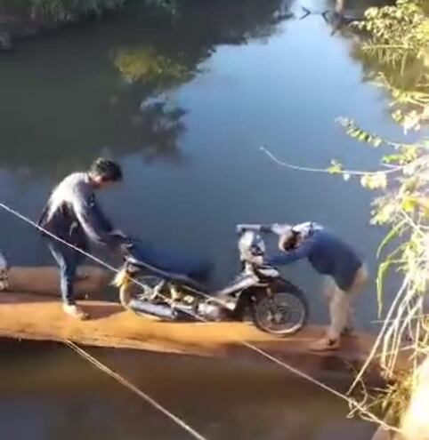 Los pobladores más valientes utilizan tablones de madera para cruzar de un lado a otro. (Captura de video)