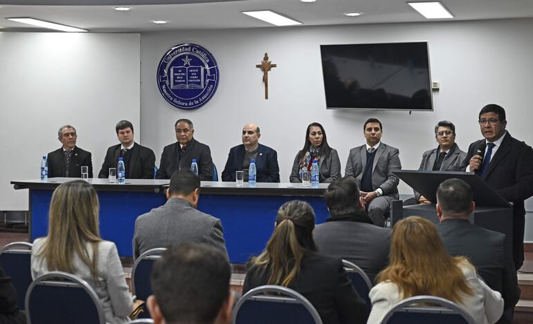 El acto de entrega de certificados a los representantes electos se realizó en el Aula Magna de la Universidad Católica Nuestra Señora de la Asunción. 