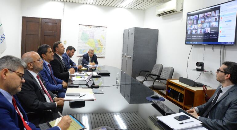 Integrantes de la delegación de Paraguay, participando desde la Cancillería en la reunión virtual de la Comisión de la Hidrovía Paraguay - Paraná, que fue convocada este jueves por Uruguay, que tiene la presidencia pro tempore.