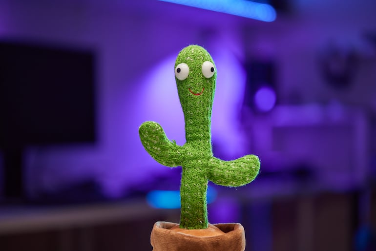 El cactus bailarín no solo atrae la atención visual de los más pequeños; también puede reproducir canciones y grabar sonidos, lo que a primera vista parece un regalo innovador y divertido.