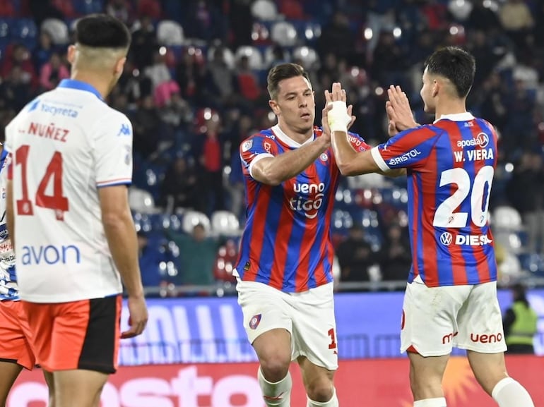 El argentino Diego Churín, futbolista de Cerro Porteño, festeja un gol en el partido frente a Nacional por la octava fecha del torneo Clausura 2024 del fútbol paraguayo en el estadio La Nueva Olla, en Asunción.