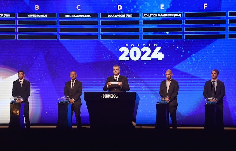 El sorteo de la fase de grupos de la Copa Sudamericana 2024 en la sede de la Conmebol en la ciudad de Luque, Paraguay.