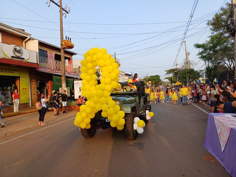 Jóvenes presentaron mensaje de prevención al suicidio, durante desfile por la primavera en San Juan Bautista, Misiones.