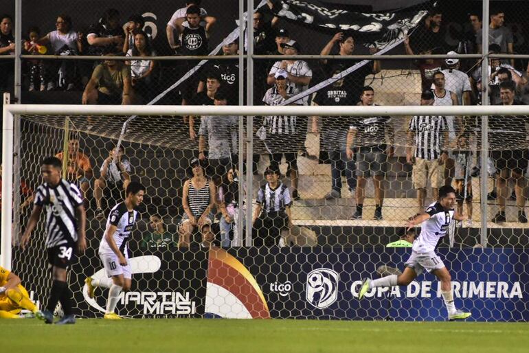 Óscar Ruiz (d), futbolista de Tacuary, celebra un gol en el partido contra Libertad por el torneo Clausura 2023 del fútbol paraguayo en el estadio La Huerta, en Asunción, Paraguay.