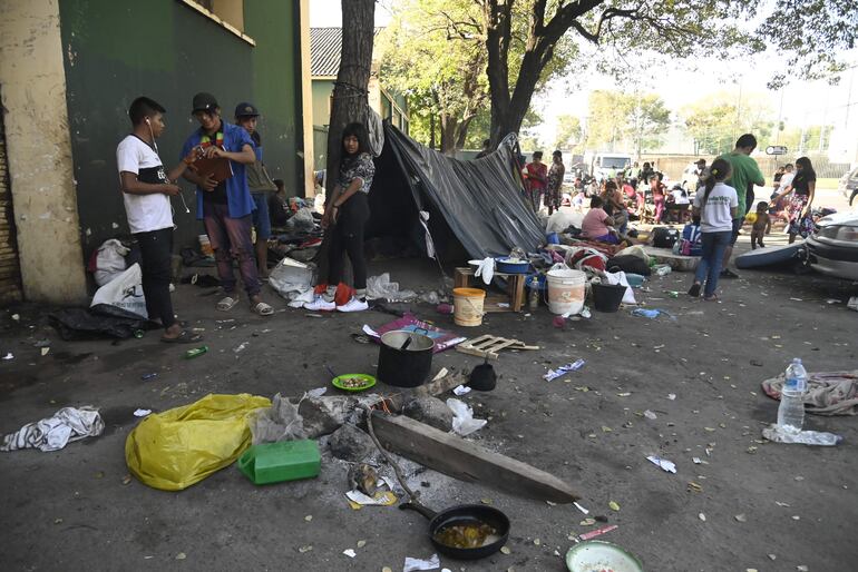 Los indígenas duermen en el piso de la vereda frente al Indi ante la indiferencia y rechazo de las autoridades.