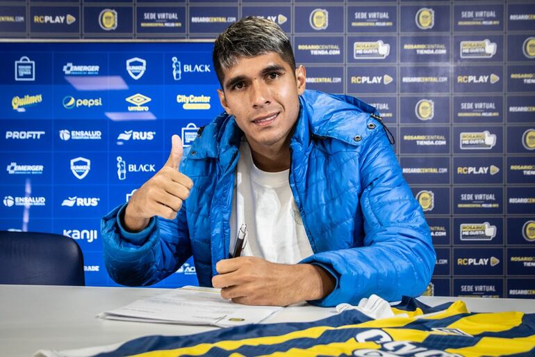 El paraguayo Giovanni Bogado durante la firma de contrato con el club Rosario Central de Argentina.